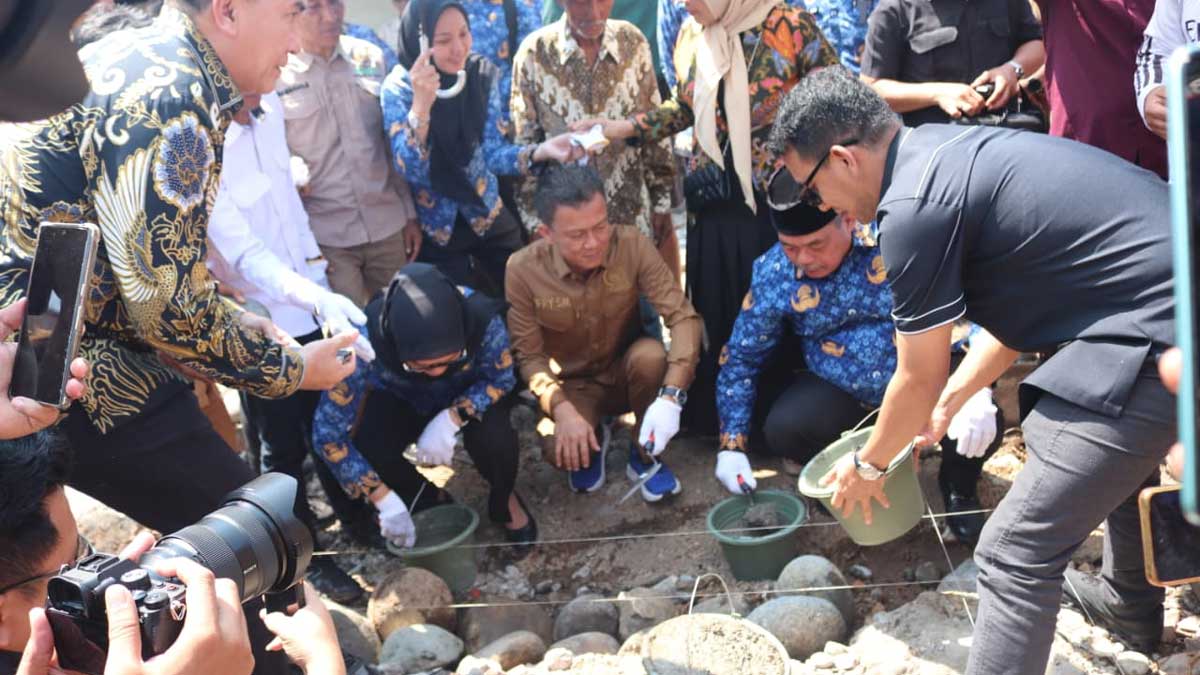 Program Bedah Rumah Baznas Lahat Berlanjut, Bupati Bursah Zarnubi Ajak Anggota Dewan Berbagi
