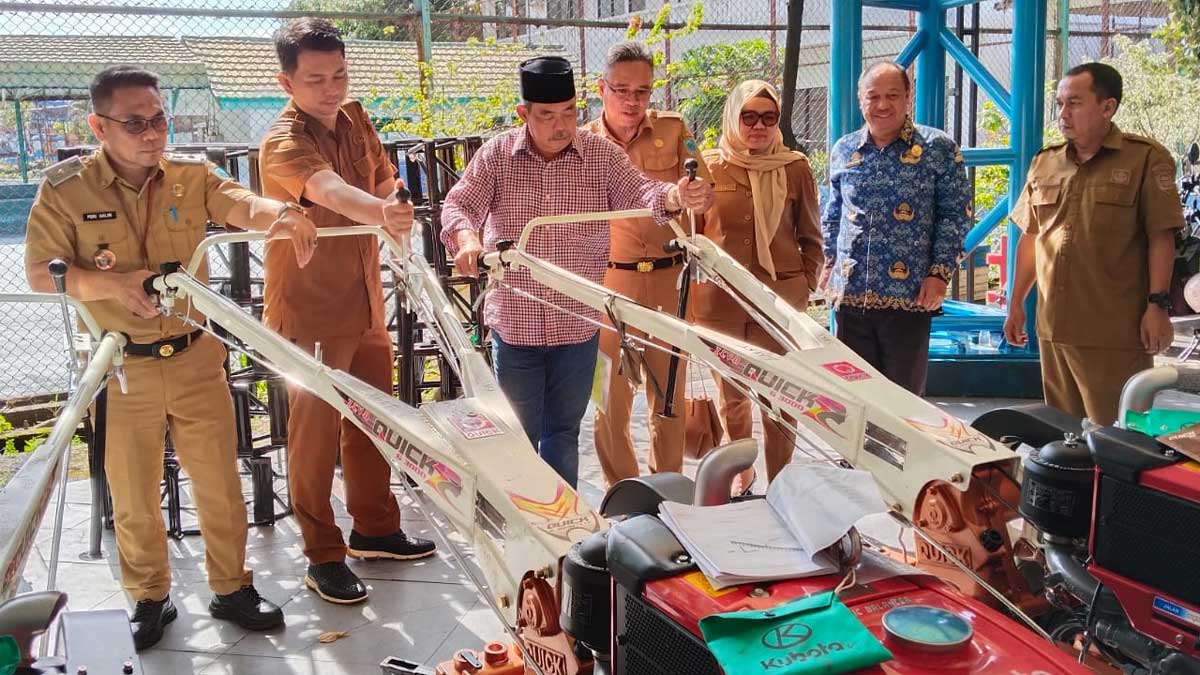 Manjakan Petani! Bupati Lahat Serahkan Bantuan Alsintan dan Dana Rp 1,1 Miliar untuk Koptan