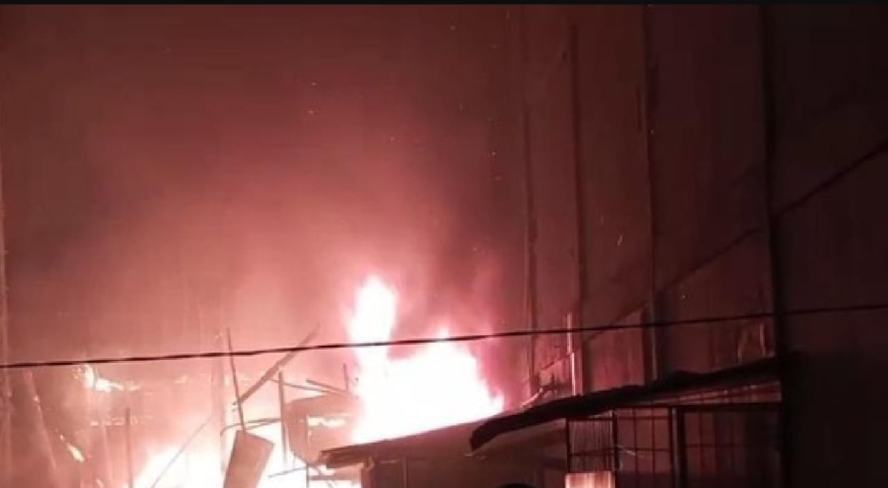 Akibat korsleting 2 Rumah di Plaju Ludes Terbakar 