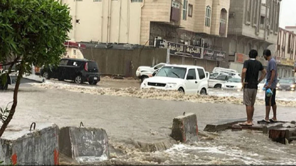 Viral! Video Banjir Bandang Terjang Jeddah, 2 Orang Tewas