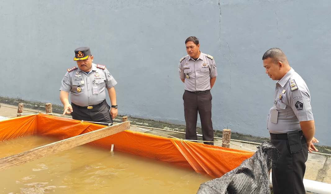 Jalankan Program Pembinaan Warga Binaan, Lapas Sekayu Ajarkan Merawat Ternak Ikan Lele