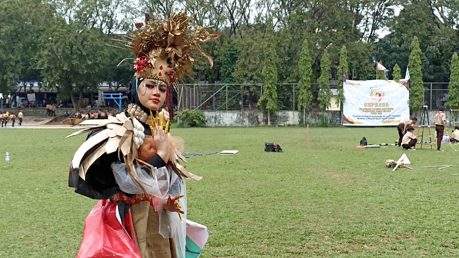 Kostum Unik, Kombinasikan Unsur Garuda dan Pramuka