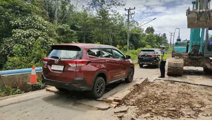 Amblas di Jalan Utama Kabupaten PALI Kian Parah, Petugas Cari Solusi Jalur Alternatif 
