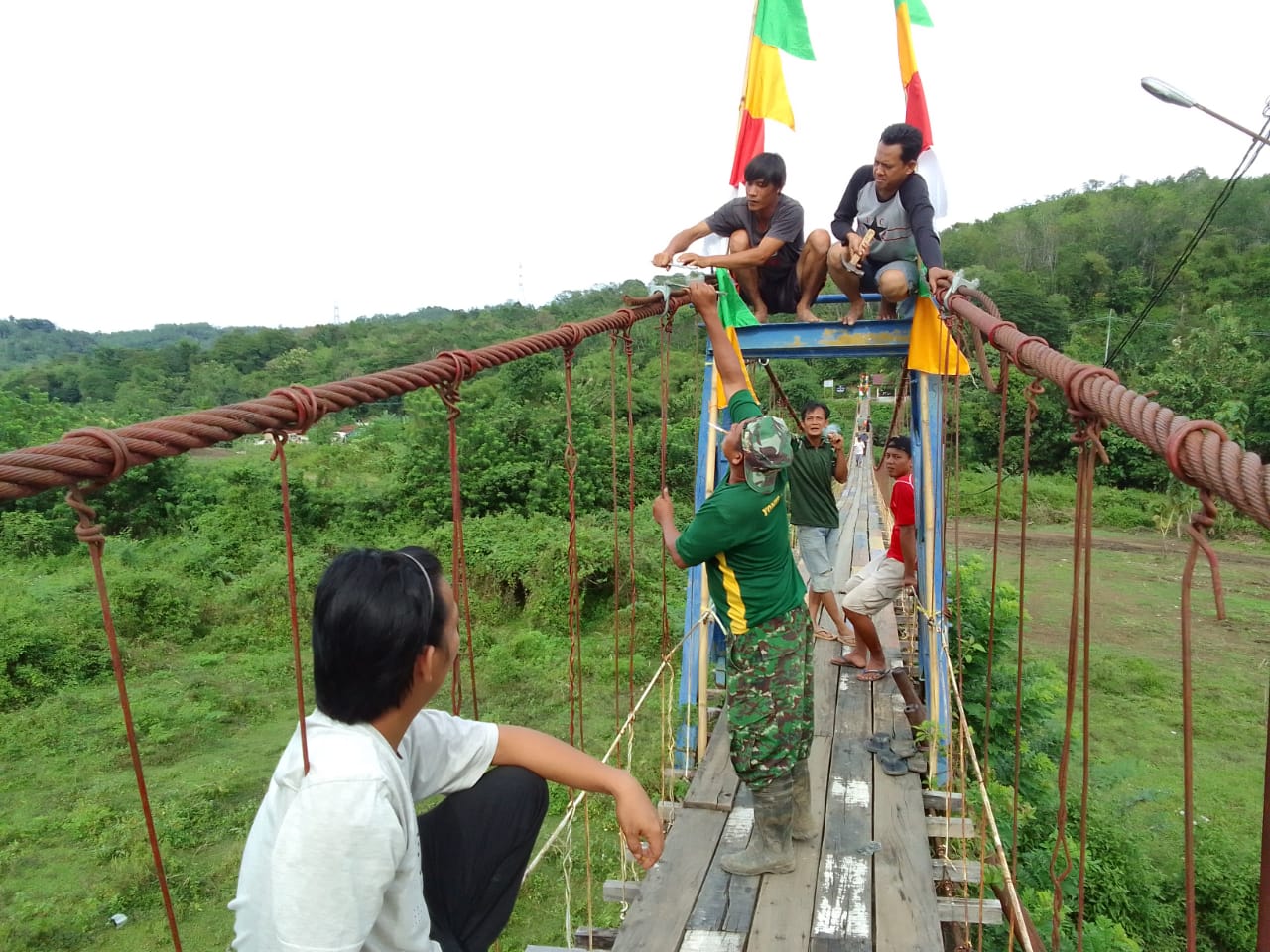 Agar Aman, Personel TMMD dan Warga Ikat Kawat Jembatan Gantung 