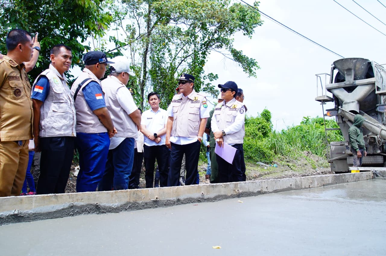 Turun Tangan Langsung, Bupati Muba Tinjau Sejumlah Ruas Jalan Kabupaten yang Diperbaiki