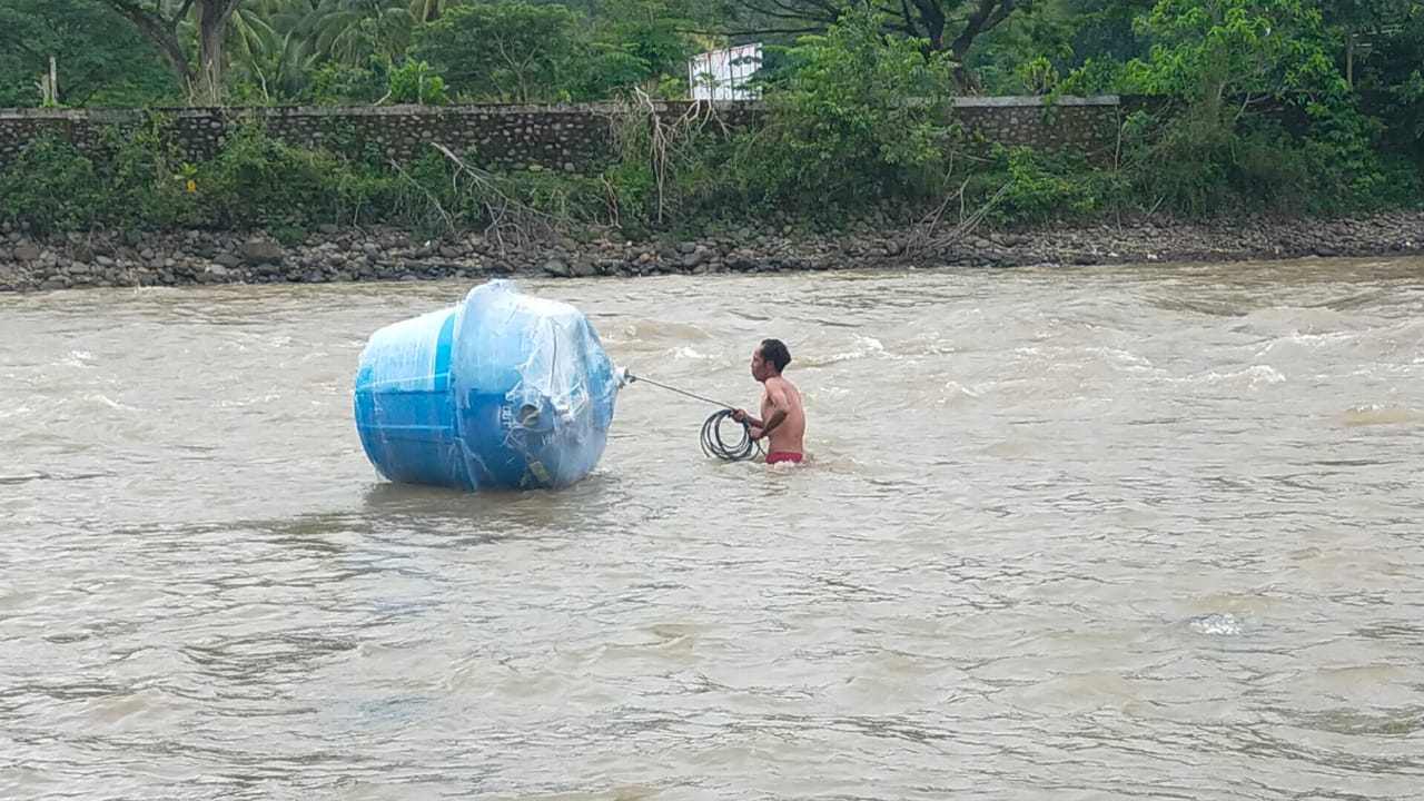 Tangki Bio Septic Tank Dibawa ke Tengah Sungai Lematang