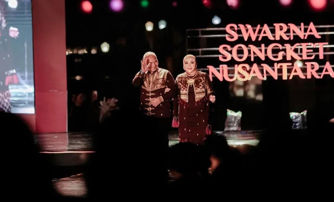 Bupati Mura Hj Ratna Machmud dan Ketua TP PKK H Riza Novianto Tampil di Malam Swarna Budaya Songket Nusantara