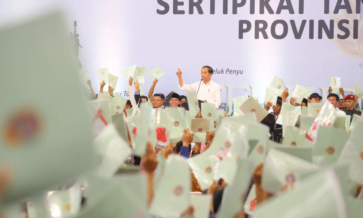 Wow! Jokowi Bagikan 2.000 Sertifikat Hasil PTSL di Cilacap   