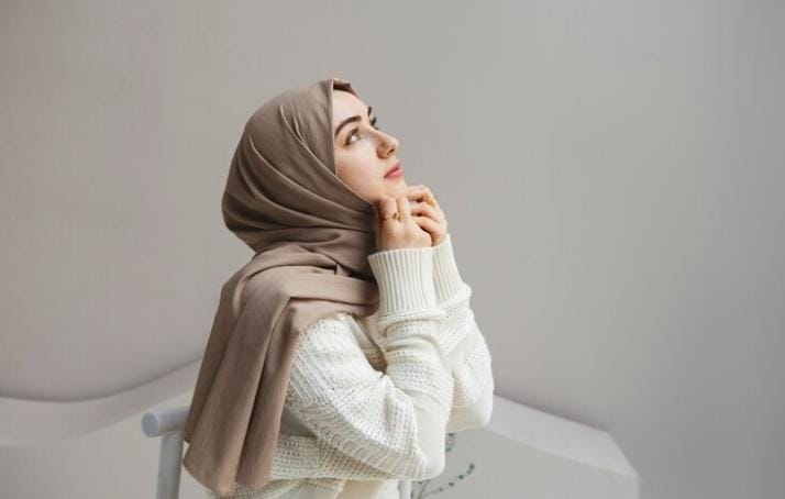 Ga Perlu ke Salon! Ini 7 Tips Merawat Rambut Bagi Hijabers Agar Makin Cetar Membahana 