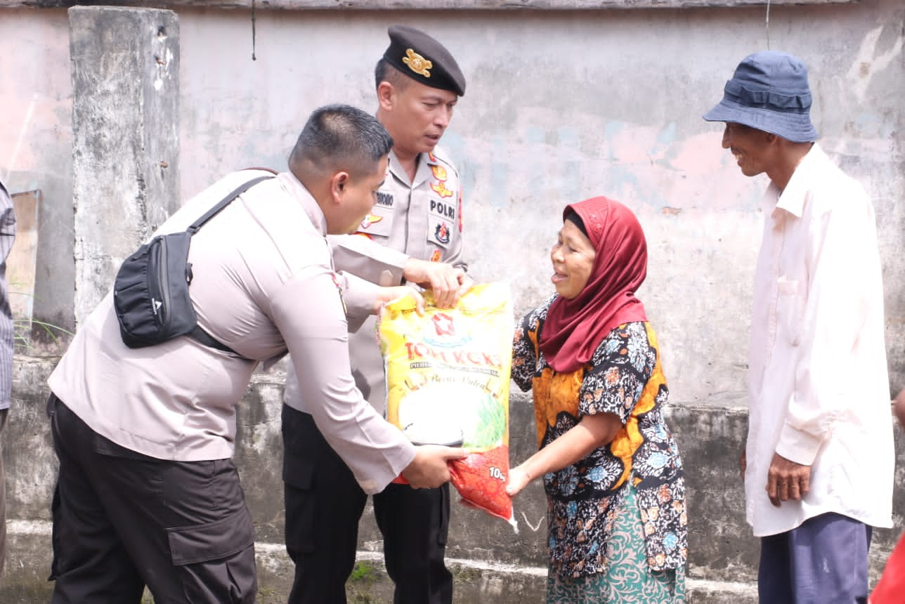 Polda Sumsel Gelar Program Jumat Barokah