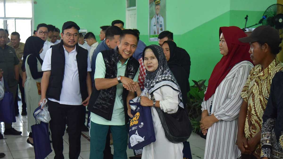 Ratu Dewa dan DPR RI Salurkan Bantuan di Kertapati, Dorong Konsumsi Ikan untuk Cegah Stunting