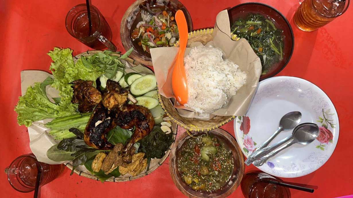 Nikmatnya Makan Siang Ditemani Sambal Seruit Khas Lampung Yang Lagi Viral di Palembang