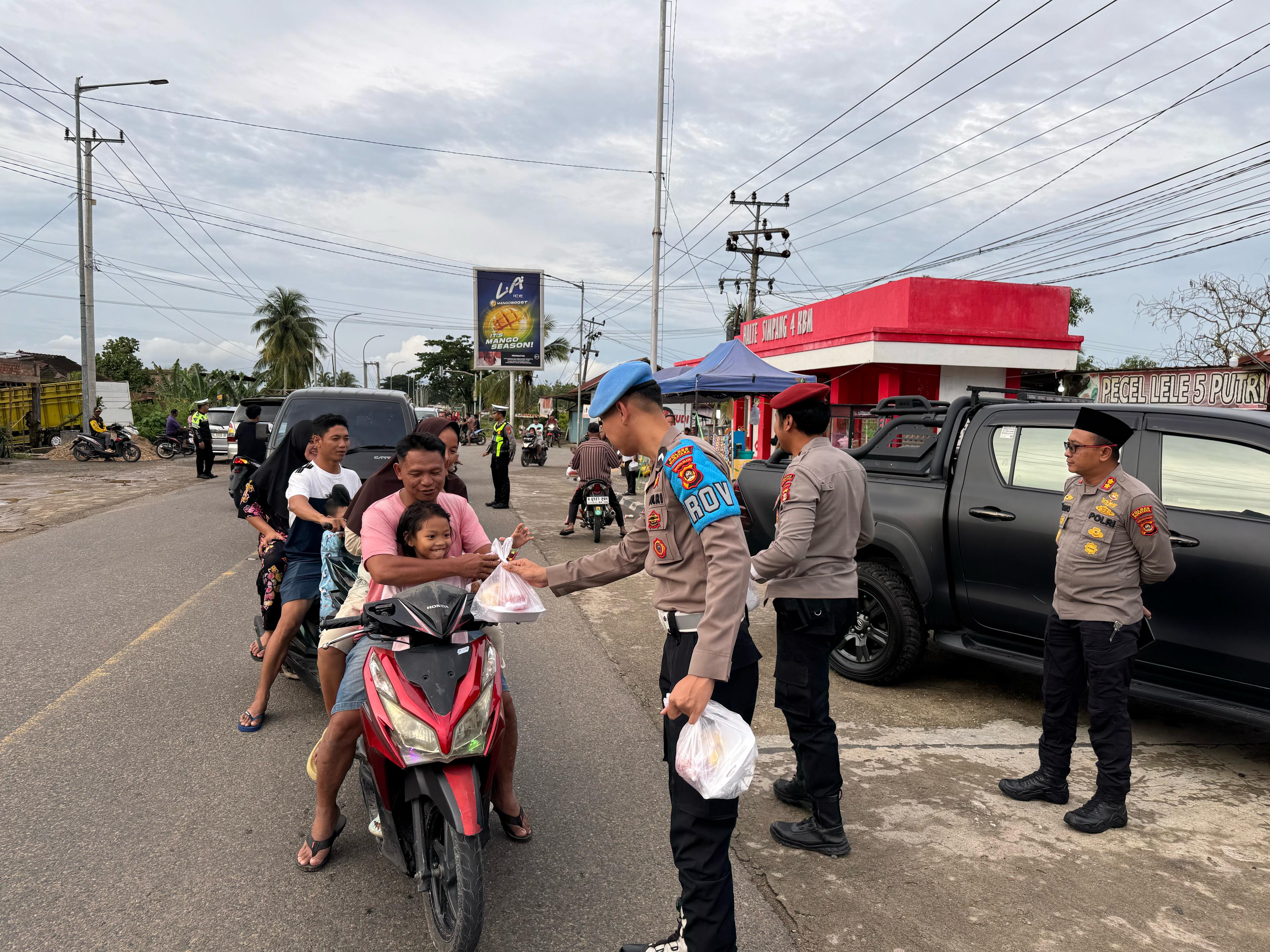 Berkah Ramadhan 1446 H, Kapolres Musi Rawas Utara Bagi-Bagi Takjil 