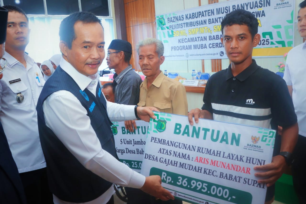 Wabup Muba Salurkan Beasiswa Pendidikan dan Bansos dari Baznas di Babat Supat