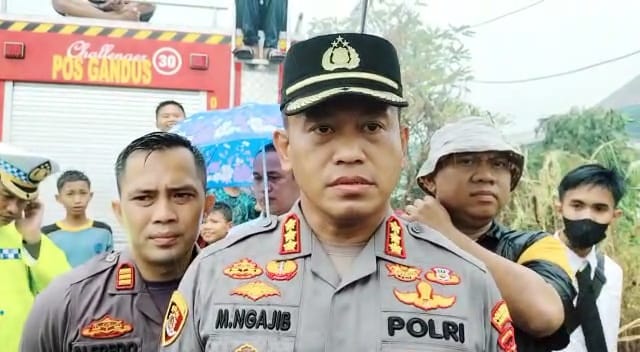 Datangi Lokasi Gudang Minyak Terbakar, Kapolrestabes Palembang Pimpin Olah TKP
