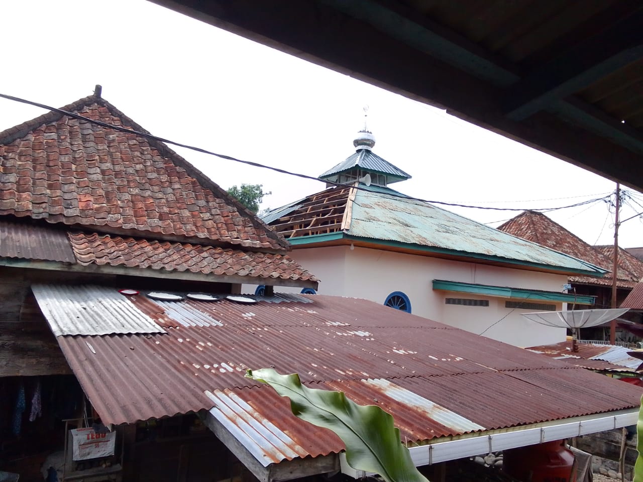 Tak Ganggu Ibadah, Seng Masjid Nurul Iman Dicopot