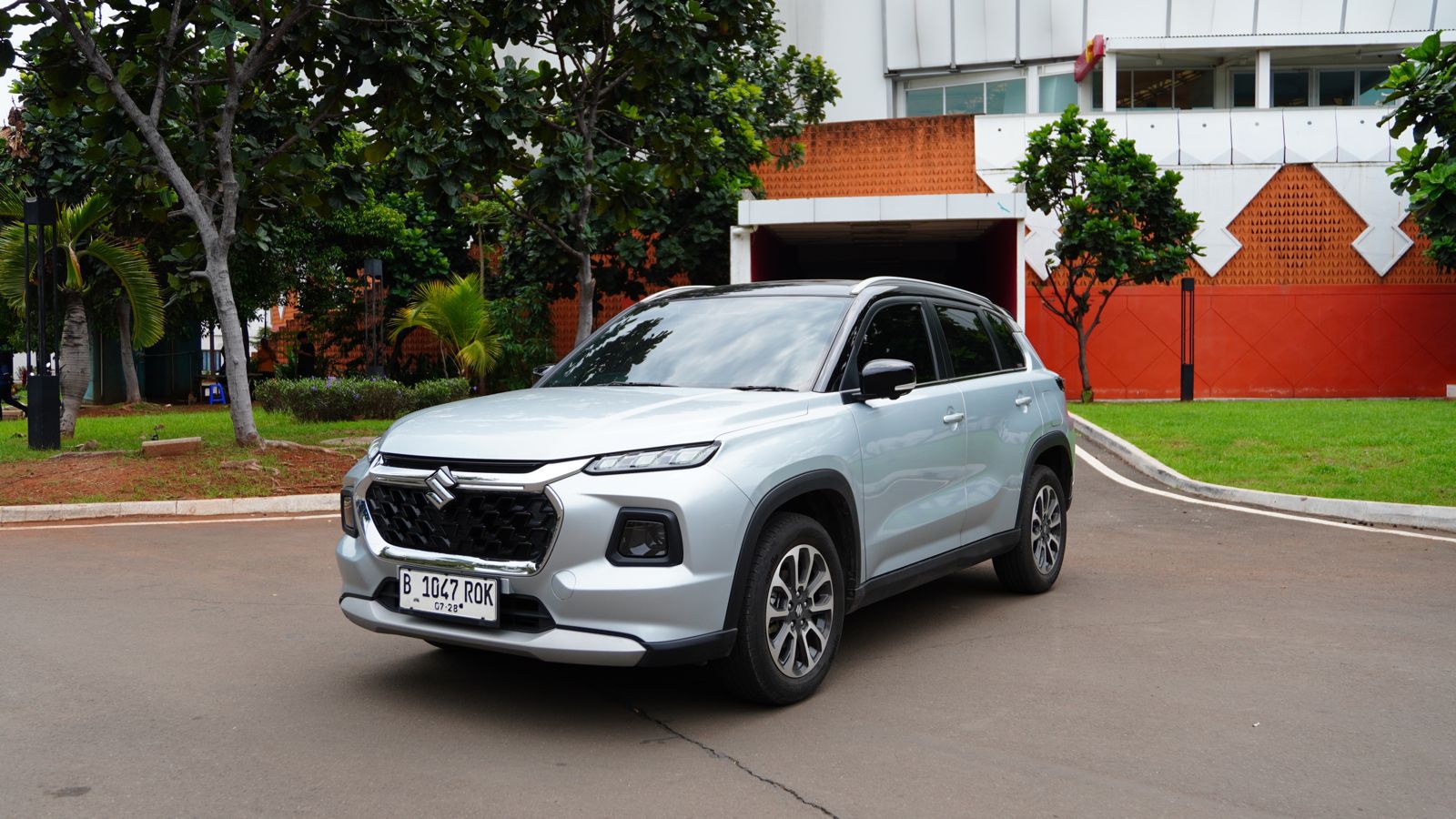 Suzuki Grand Vitara Jadi Mobil Ideal untuk Atasi Kemacetan, Ini Sederet Fitur Canggihnya 