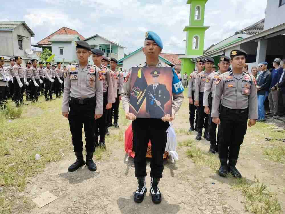 Beri Penghormatan Terakhir, Direskrimsus Polda Sumsel Pimpin Upacara Pemakaman Anggota Polri