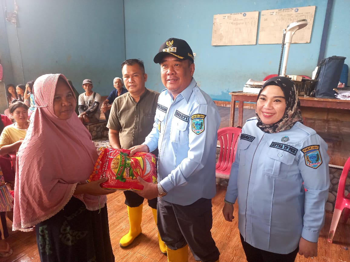 Pasca Banjir, Bupati Lahat Bersama Istri Salurkan Bantuan, Cek Lokasinya