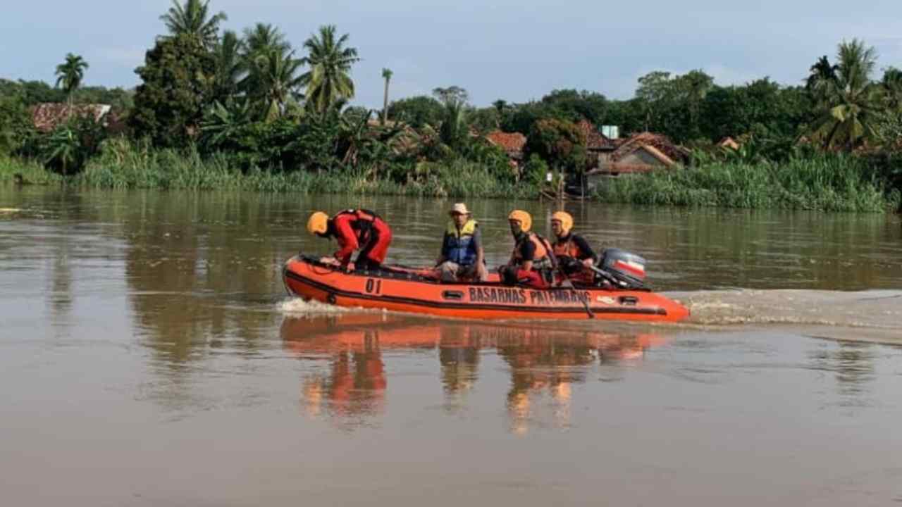 Berenang Menyeberangi Sungai, Lansia Warga OKU Timur Hilang Terseret Arus 