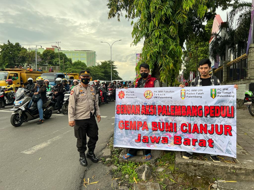 Anggota Polsek IT I  Kawal Aksi Penggalangan Dana Peduli Cianjur