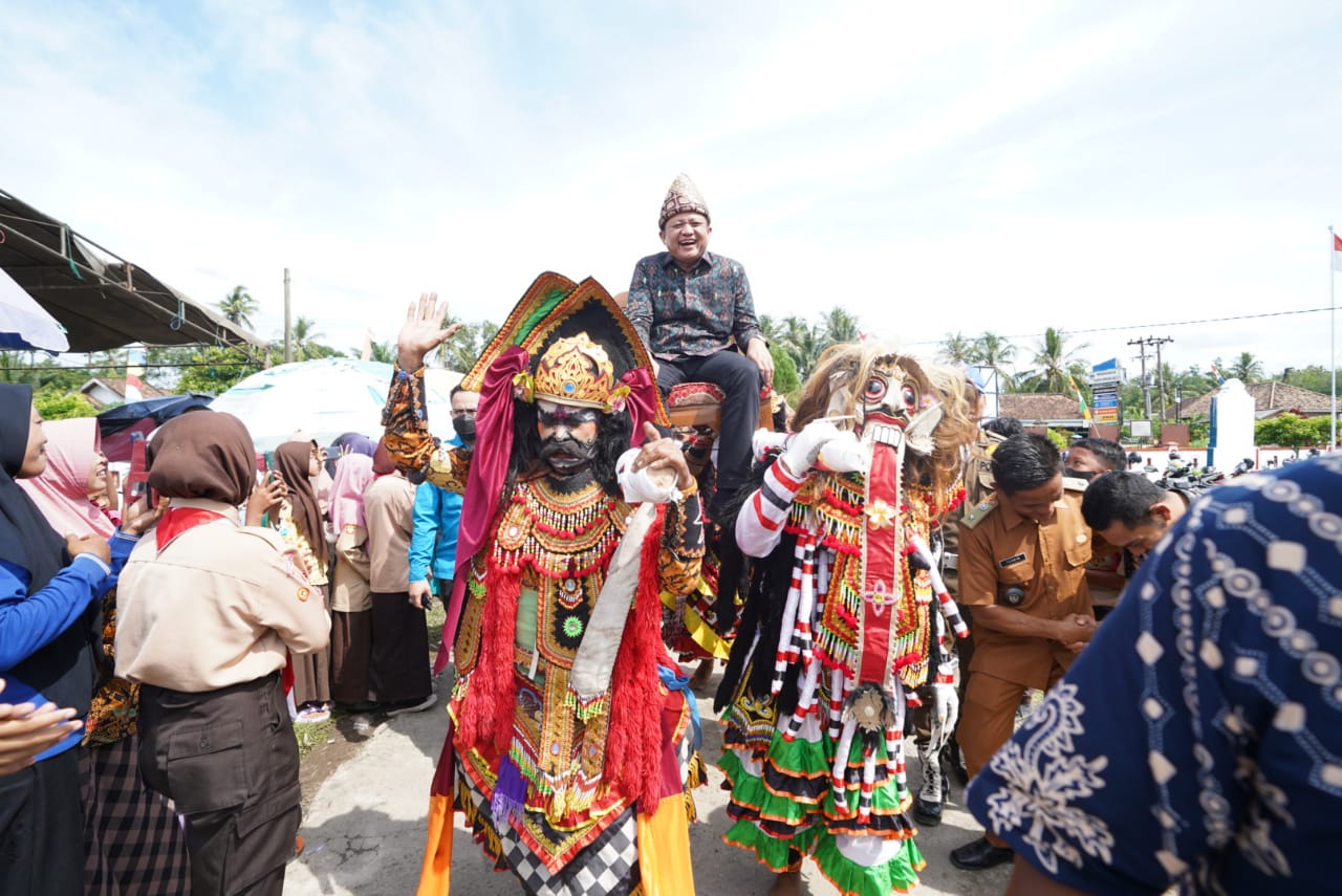 Buka Festival Sebiduk Sehaluan, Enos Harap Seni dan Budaya Harus Dilestarikan