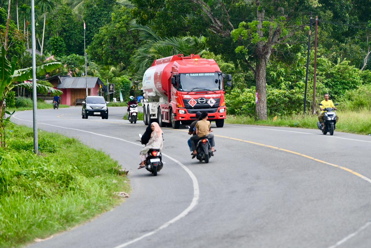 Pertamina Tembus Akses Terputus, Warga Bireuen Kembali Nikmati Pasokan BBM
