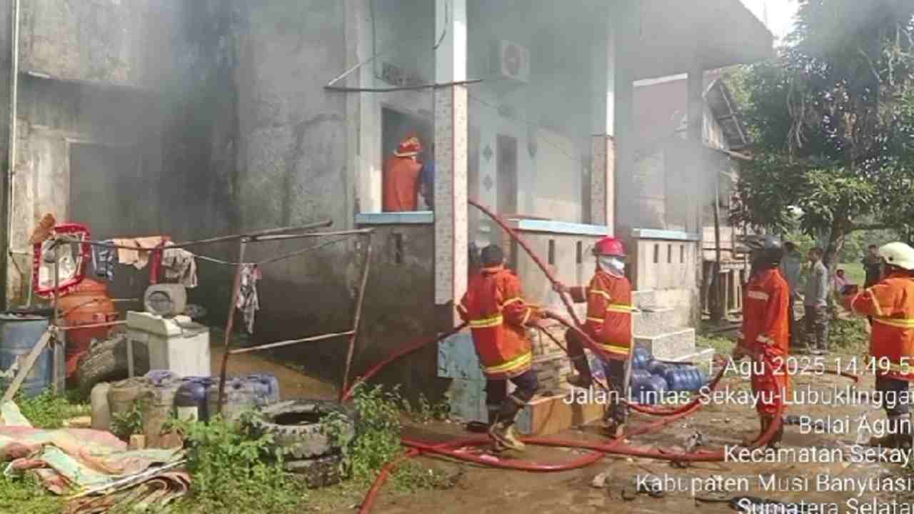 Respon Cepat Damkar Muba! Jinakkan Api di Sekayu, 40 Tabung Gas Selamat dari Ledakan