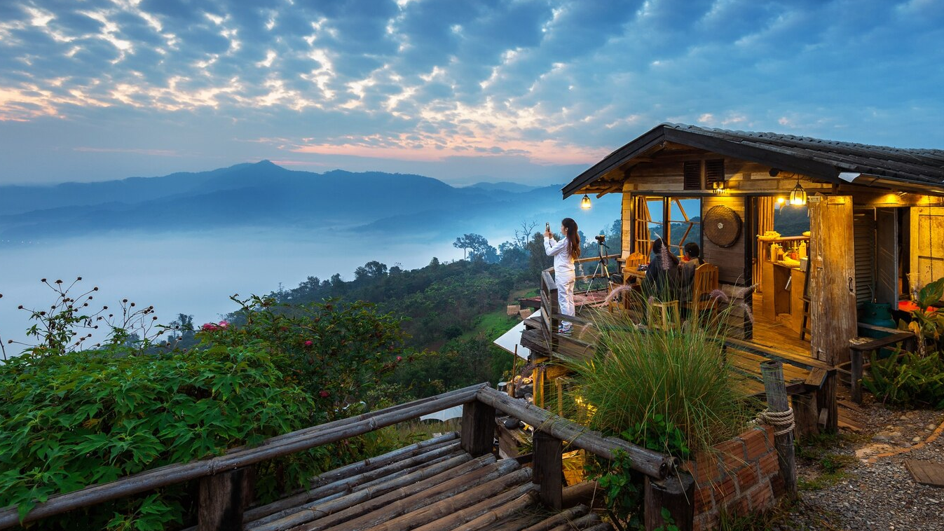 Warung Tertinggi di Kalimantan Selatan, Jual Mie Instan Sampai ke Atas Gunung