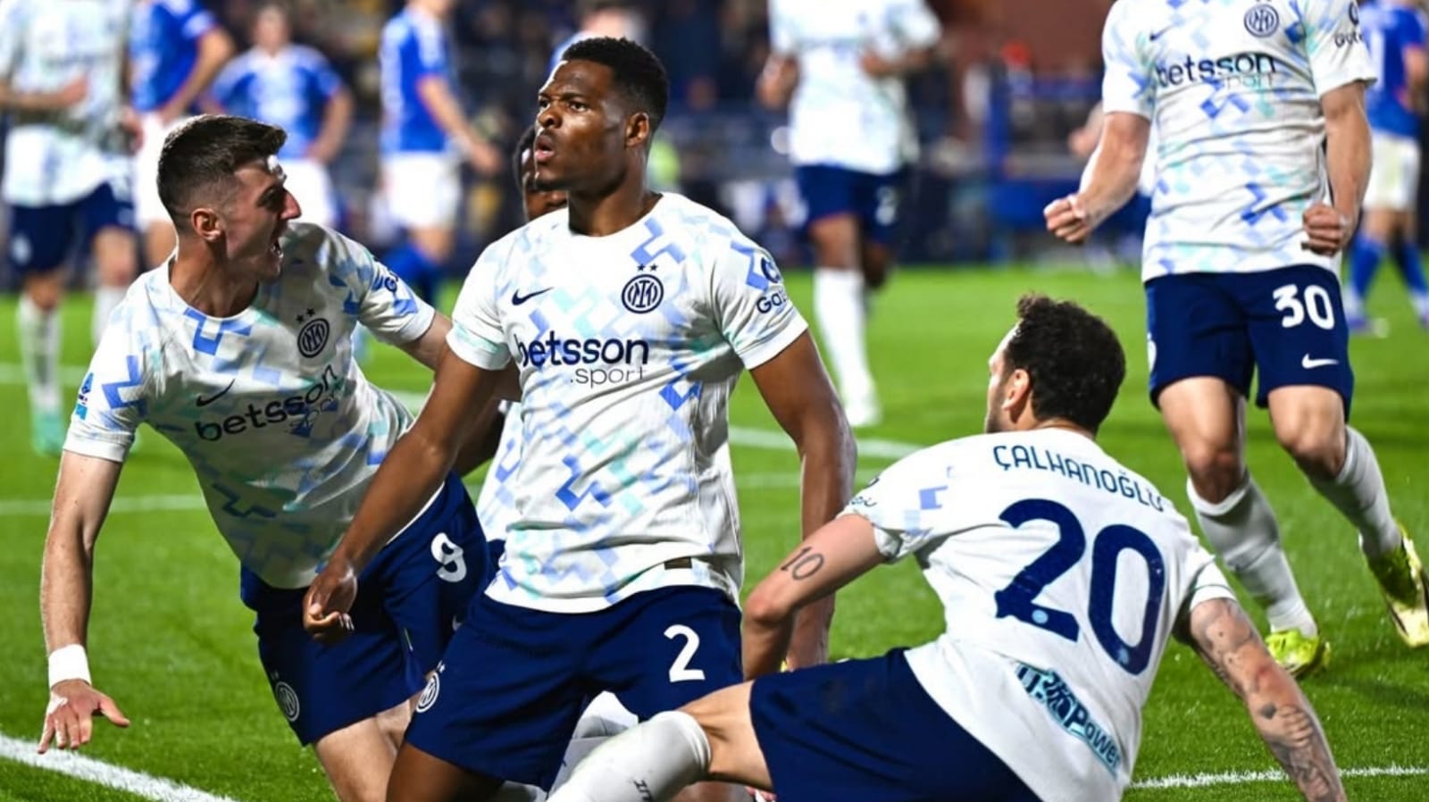 Liga Serie A - Como 3-4 Inter: Dumfries Menjaga Harapan Meraih Gelar Scudetto