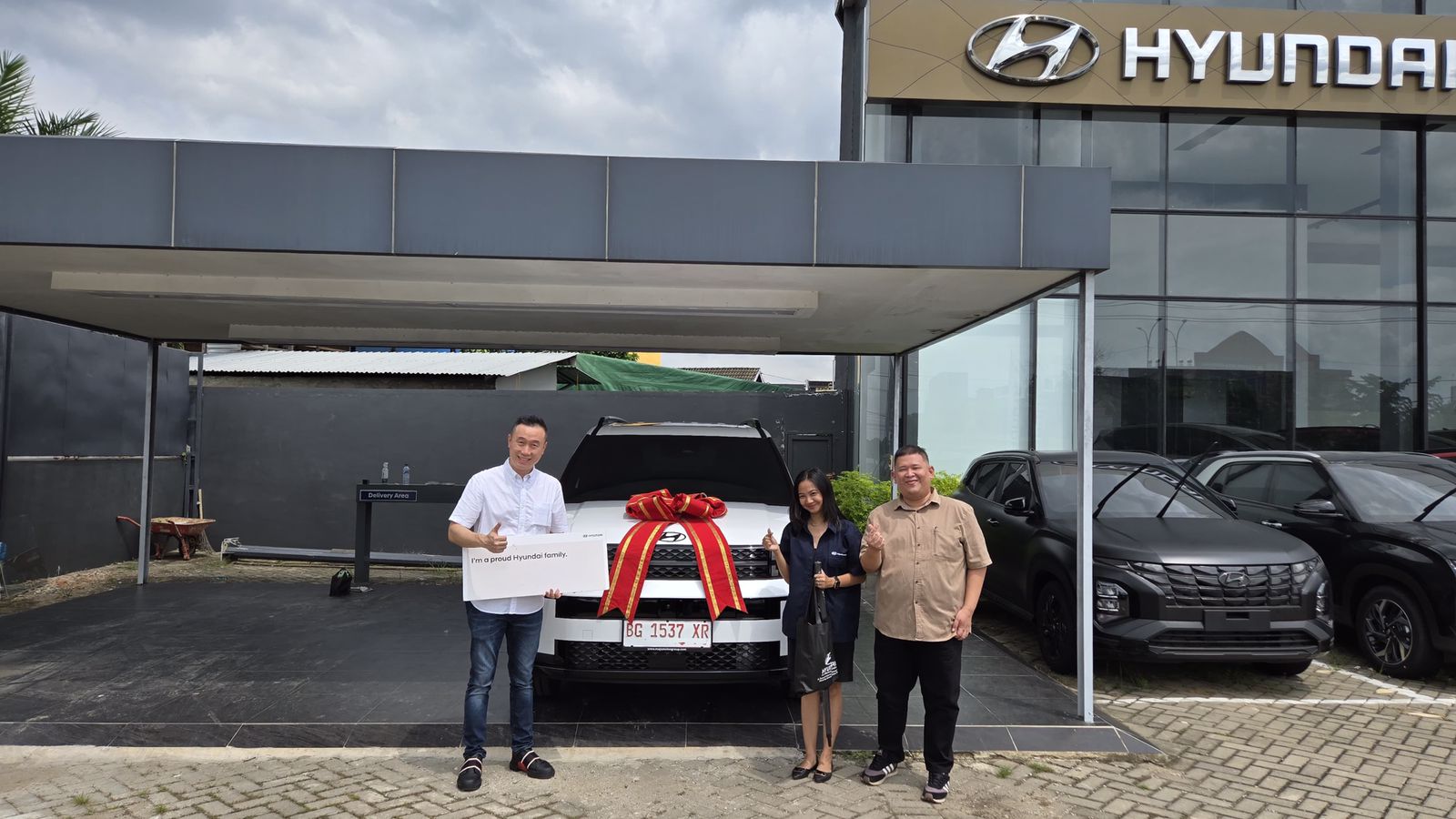 Hyundai Serahkan All New Sante Fe ke Konsumen, Resmi Jadi Pemilik Pertama di Palembang