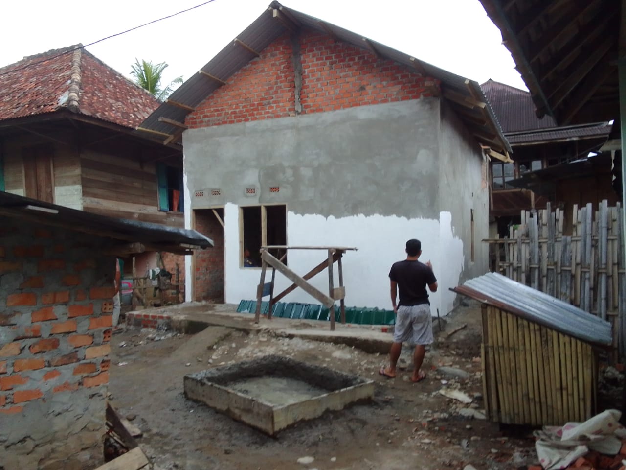 Pasang Atap Selesai, Lanjut Plamir Dinding Rumah Nenek Ratna