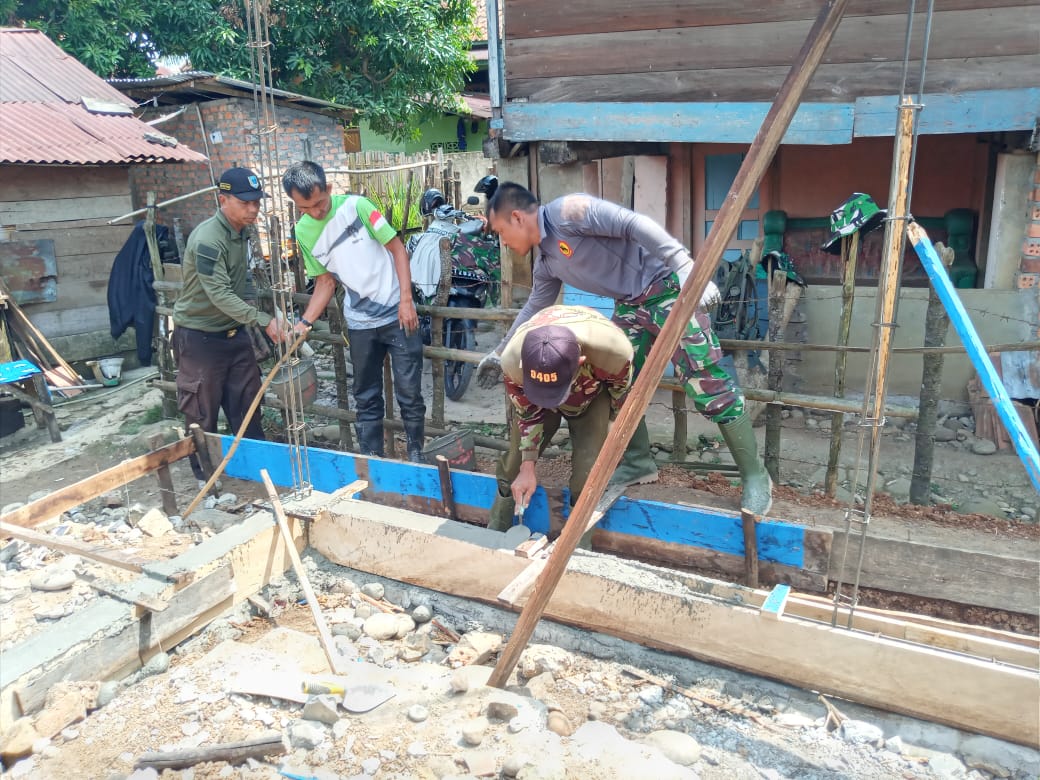 Pondasi Bawah Rumah Nenek Ratna Dicor Personel TMMD