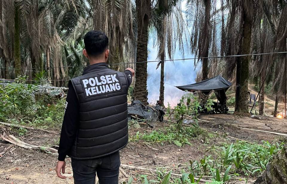 Terima Laporan Ada Aktifitas Ilegal Drilling Sebabkan Kebakaran, Polsek Keluang Langsung ke TKP