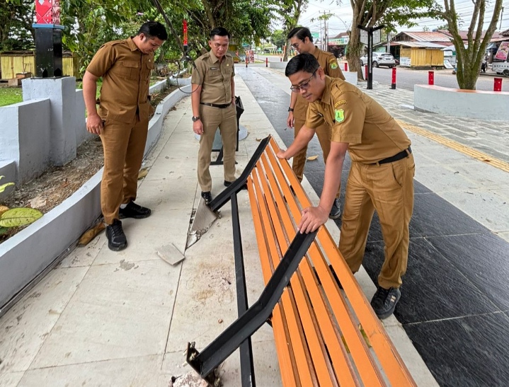 Usai Terima Laporan, Dinas Perkim Muba Gerak Cepat Perbaiki Fasilitas Pendestrian yang Rusak