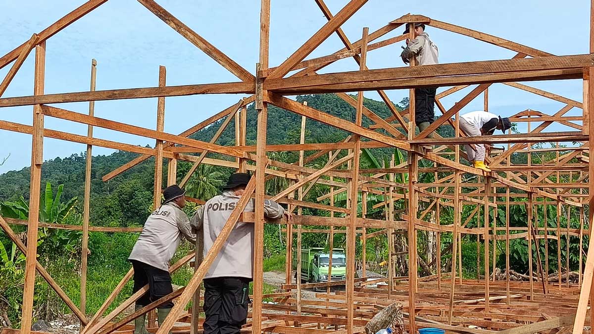 Capai 47 Unit, Pembangunan Huntara Sat Brimob Polda Sumbar Terus Berjalan di Pauh