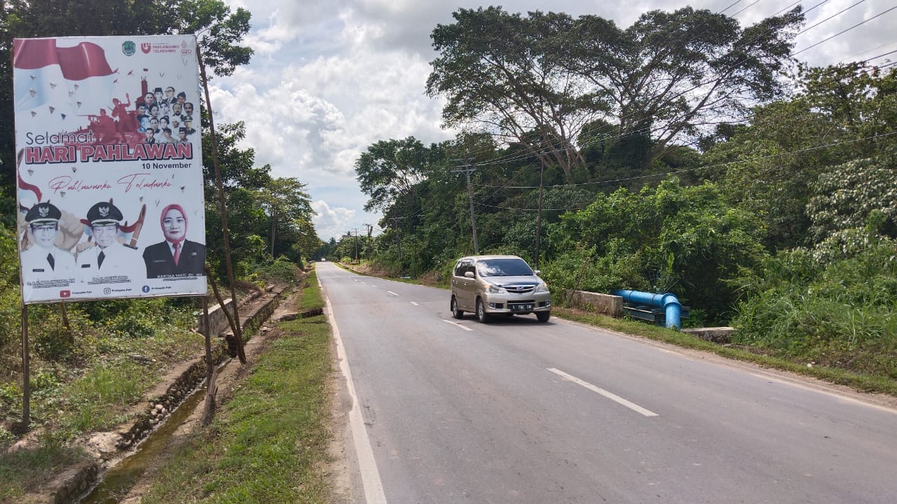 Jalan Amblas di Talang Ubi, Pengguna Jalan Harus Berhati-hati