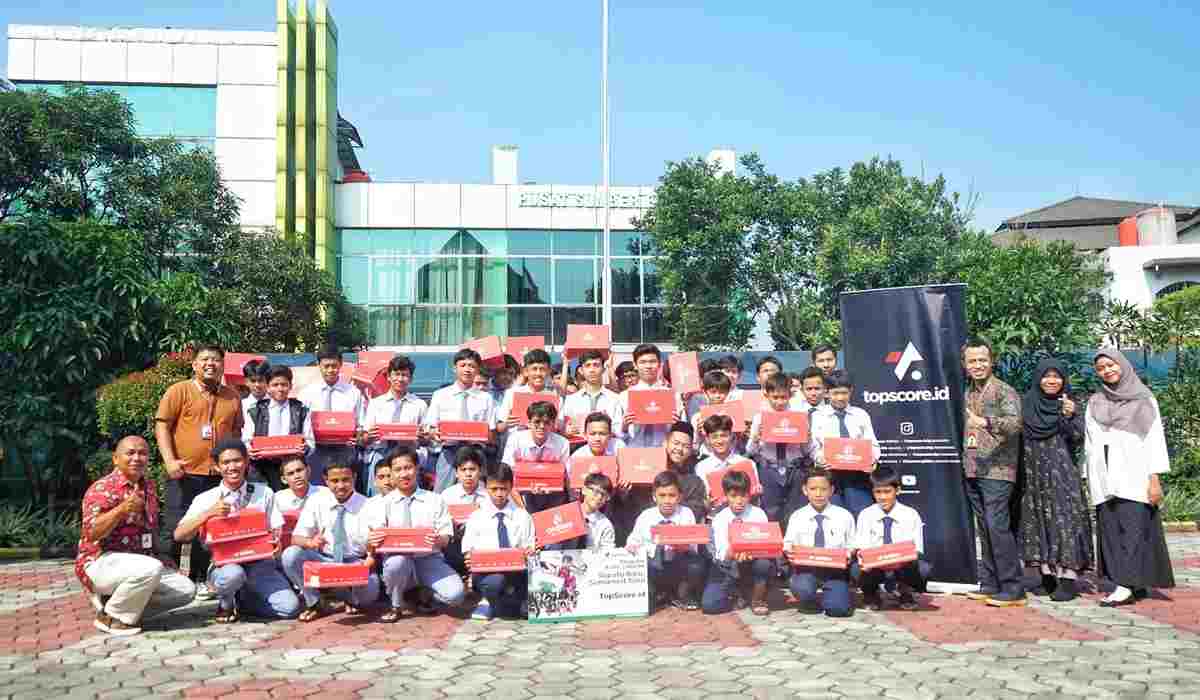 Donasi Sepatu Baru untuk Siswa SMART Ekselensia Indonesia, KolaborAKsi TopScore dengan Dompet Dhuafa