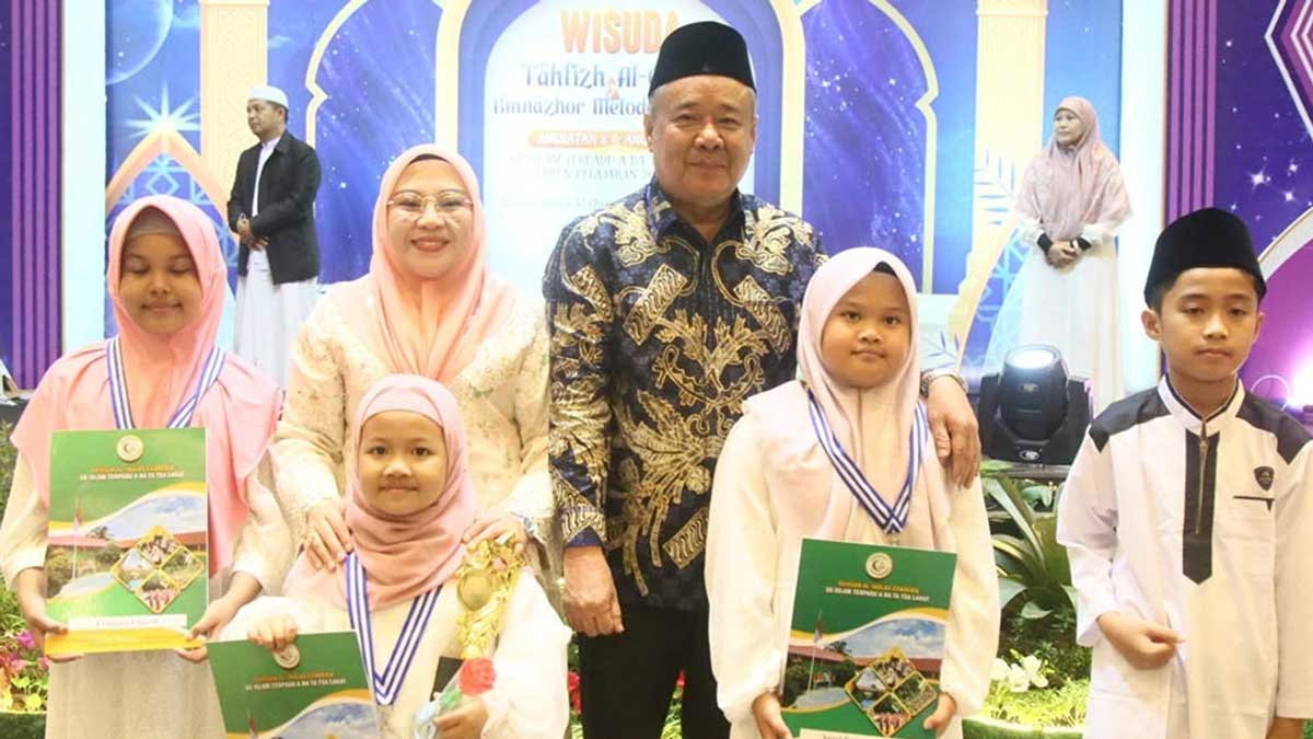 Lulusan SDIT A Ba Ta Tsa Lahat Bikin Wagub Sumsel Cik Ujang dan Istri Terkesima