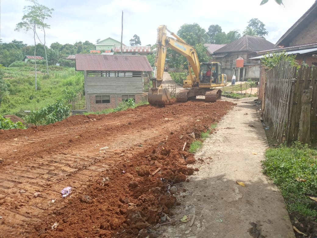 Excavator Ratakan Tanah Akses Jalan Masuk Pemukiman Penduduk