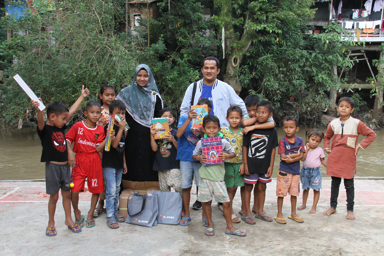 Karyawan XL Axiata Donasi Buku Untuk Anak Pinggiran Sungai