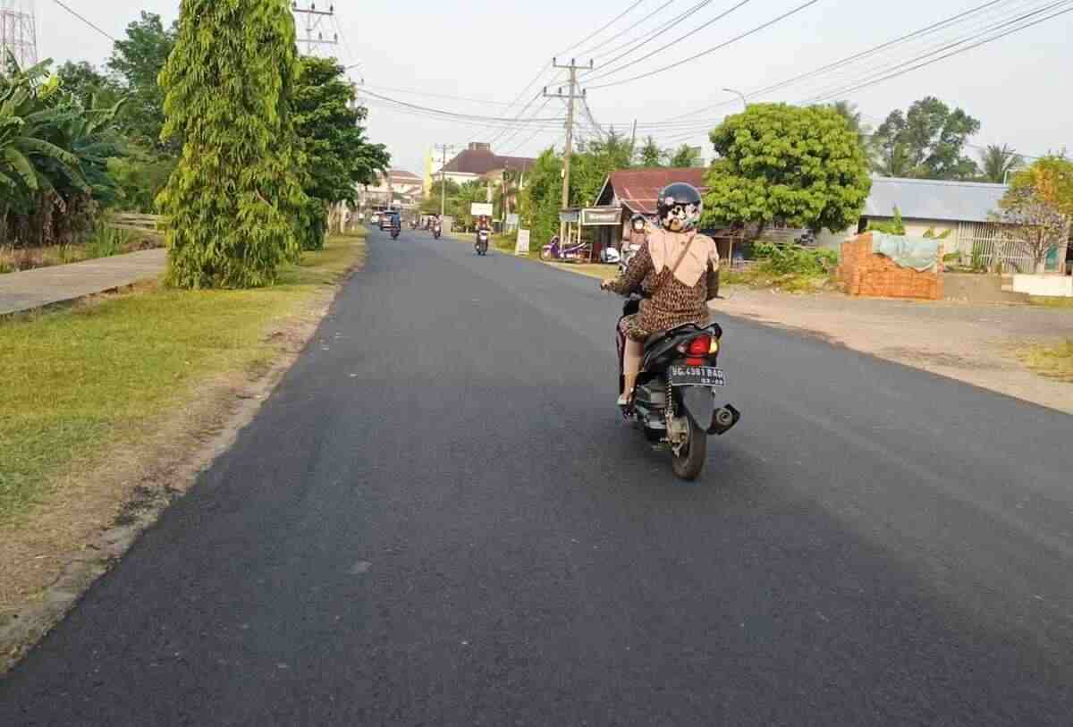 Malam-malam Pj Bupati Apriyadi Tinjau Perbaikan Jalan Merdeka, Ini Komentar Warga