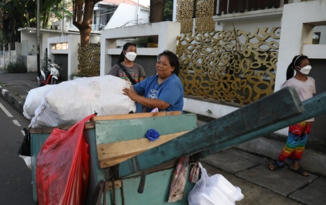 12 Pemulung di Jakarta Pusat Dapat Bantuan Usaha dan Tempat Tinggal dari Mensos 