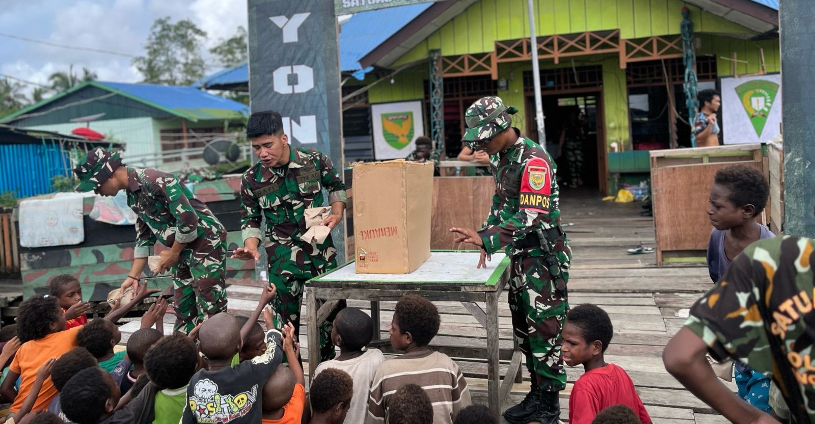 Satgas Yonif 141/AYJP Beri Bantuan Makanan Bergizi Bagi Masyarakat Distrik Fayit  