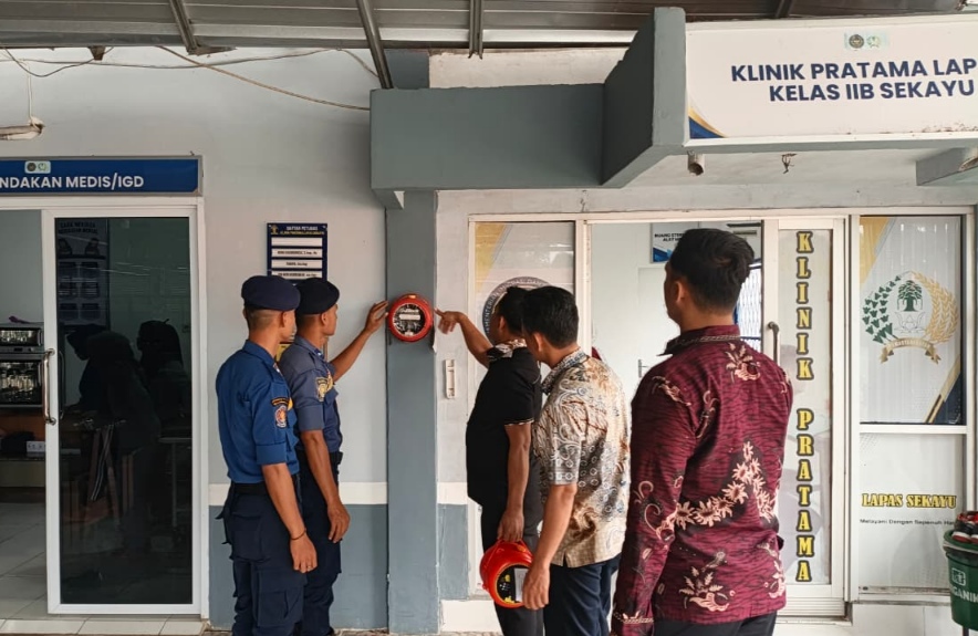 Petugas Lapas Sekayu Mengecek Kondisi APAR Bersama Damkar Muba