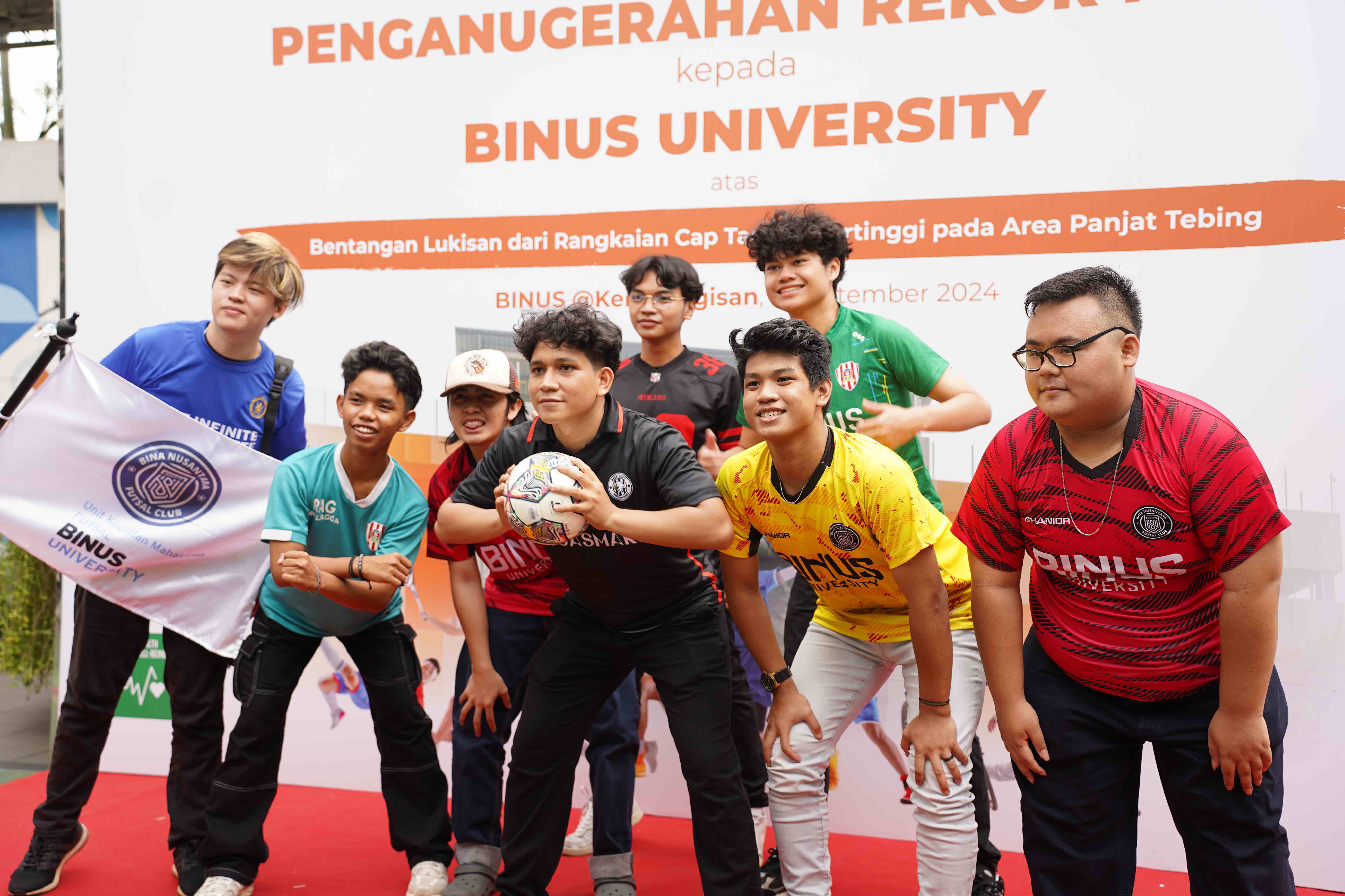 Bentang Karya Seni Visual Terpanjang pada Wall Climbing Tertinggi di Indonesia, BINUS Raih Rekor MURI