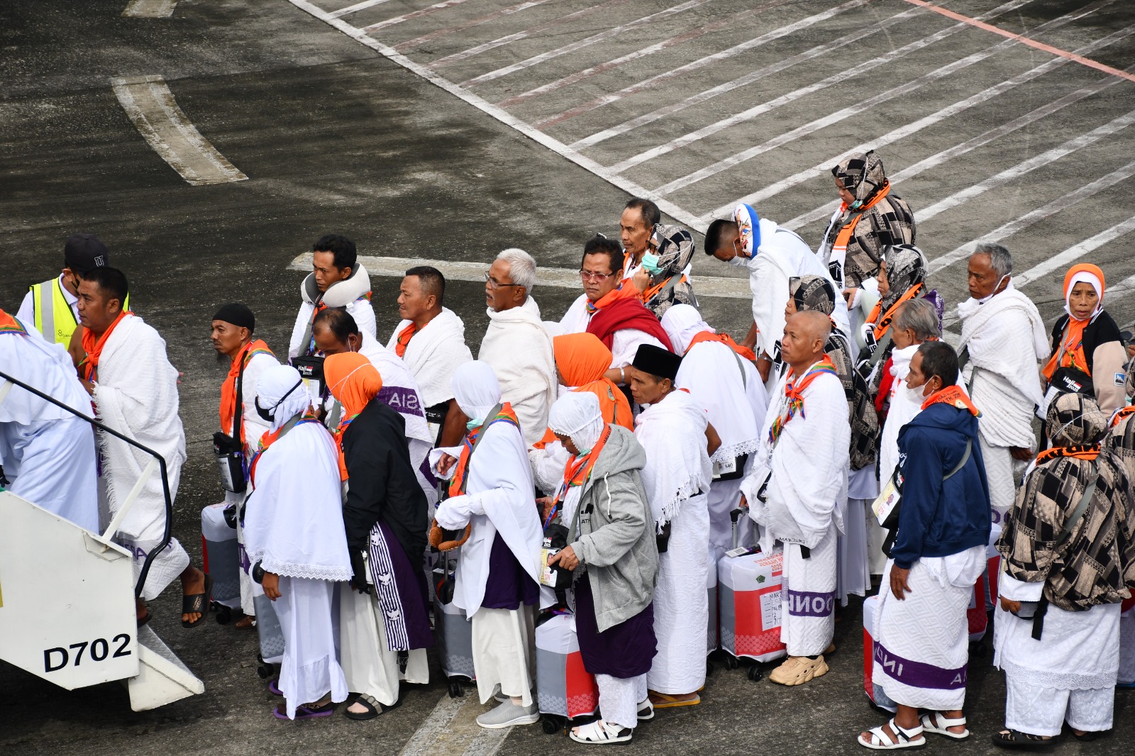 Info Haji 2025: Terbang Menuju Jeddah, Kloter 12 Embarkasi Palembang Kenakan Ihram dari Embarkasi 