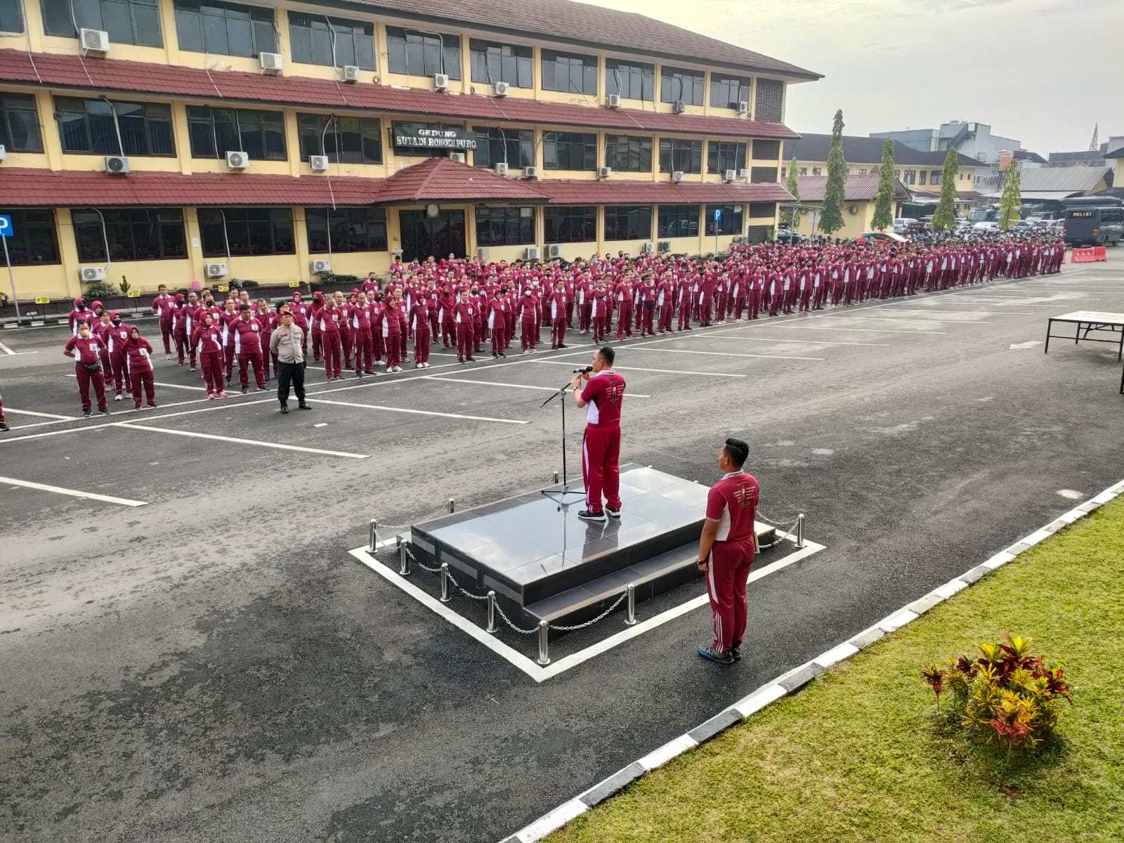 Anggota Dan PNS Polda Sumsel Jaga Kesehatan Dengan Olahraga Bersama