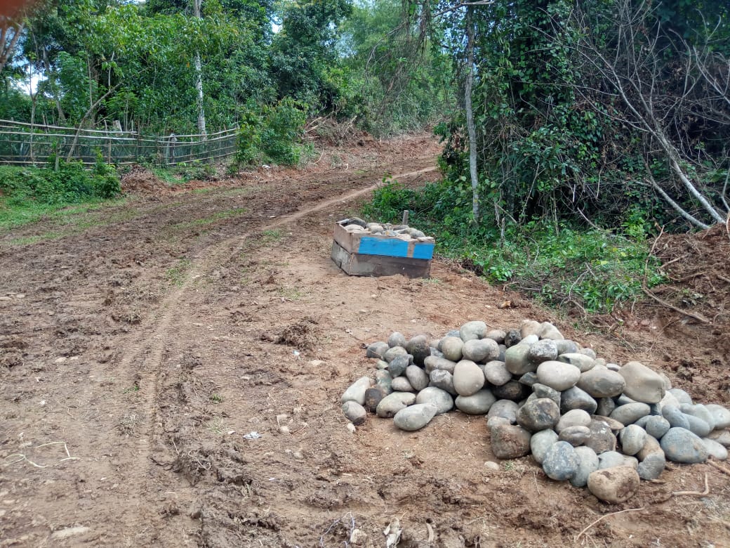 Batu Kali Buat Pembangunan Platduiker Masuk ke Lokasi