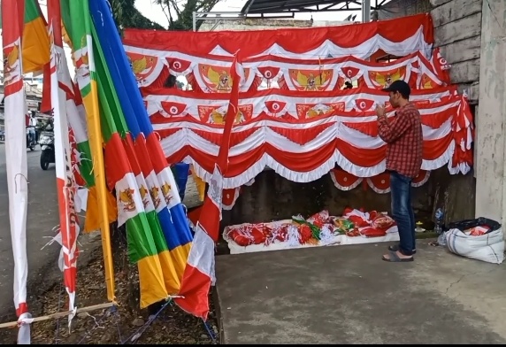 Cerita Jaya Suryana Penjual Bendera di Pagaralam Berasal Dari Garut